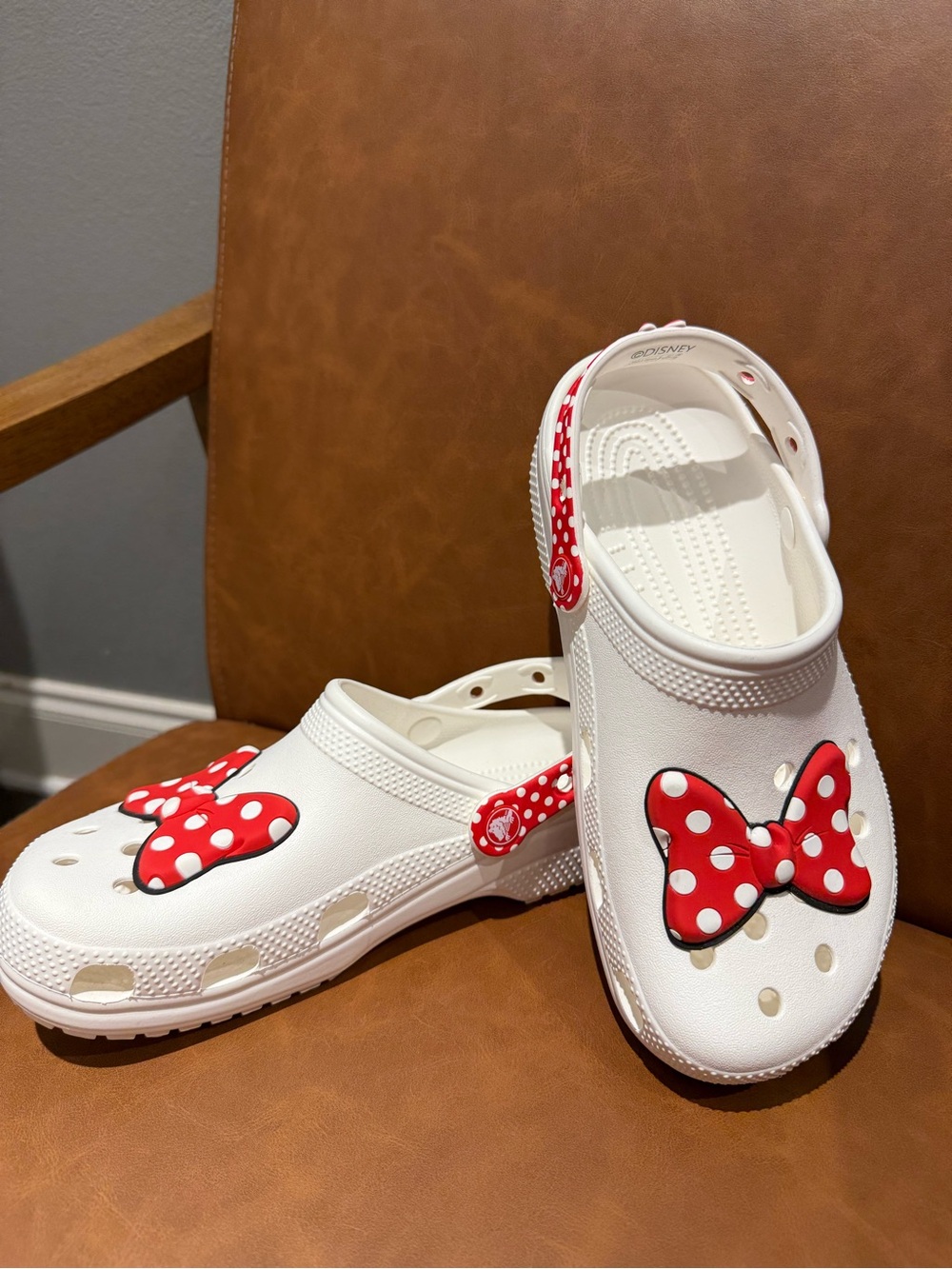 CROCS X Disney Minnie Mouse Junior Size Clogs w/Red Polka Dot Bow Accent - NWOT